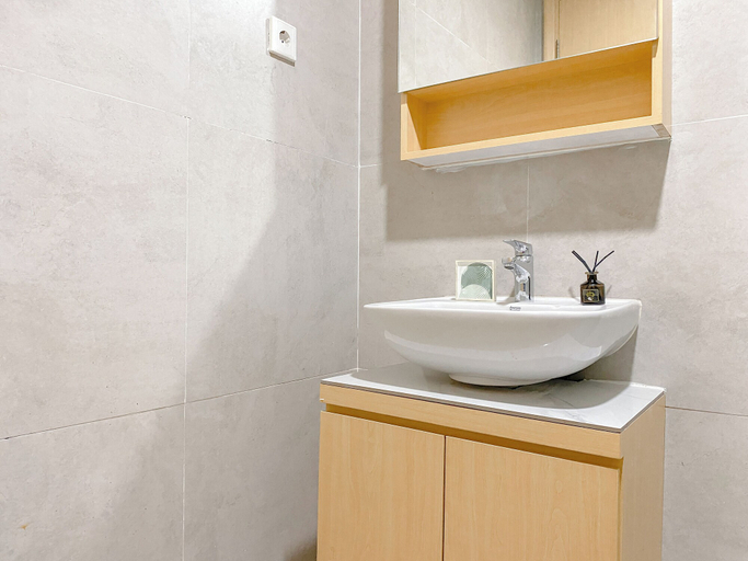 Bathroom 2, Simply Studio Apartment At Pollux Chadstone, Cikarang