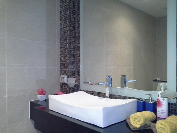 Bathroom 5, Cosy Beach View Apartments, soi Kasetsin 9, Pattaya