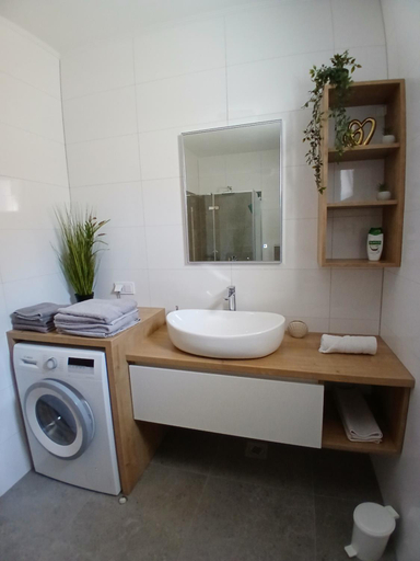 Bathroom 2, The Father's House, Bol