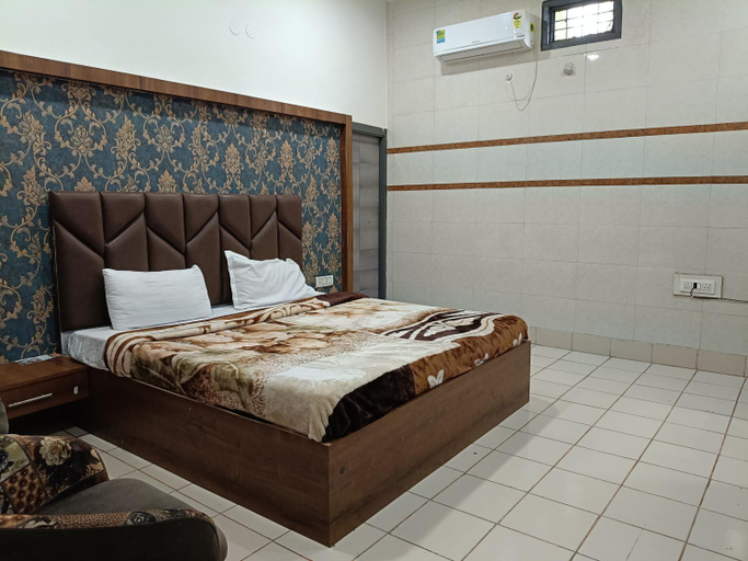 Others 5, Rooms Chintpurni, Una