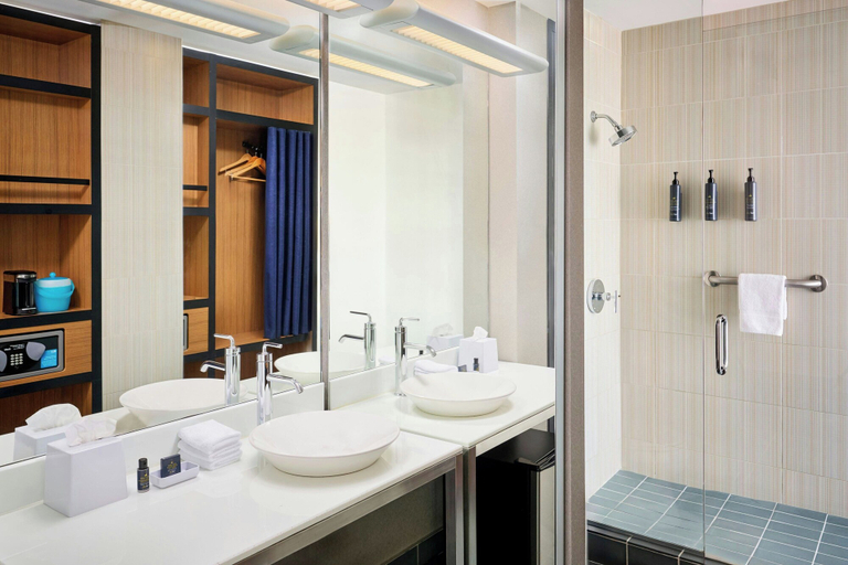 Bathroom 5, Aloft by Marriott Montreal Airport, Montréal