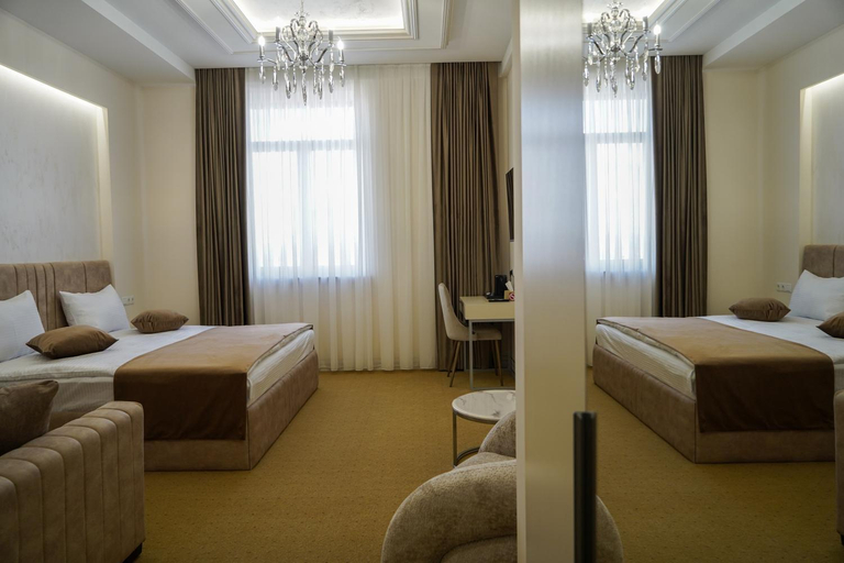 Bedroom 2, Igit Plaza Hotel