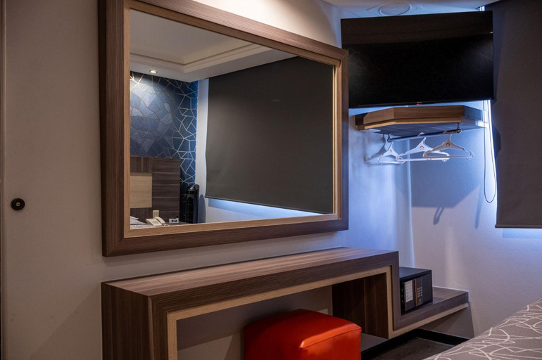 Bathroom 4, Hotel Villa del Mar, Mexico City