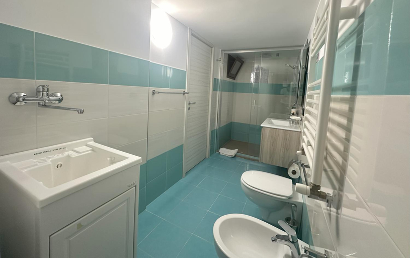Bathroom 2, Grillo Superior Apartments, Vibo Valentia