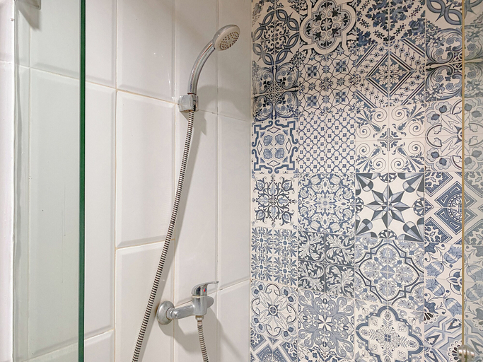 Bathroom 4, Warm Neutral Look Studio Apartment Ambassade Kuningan, Jakarta Selatan