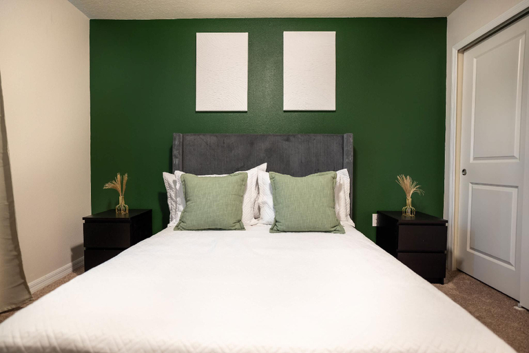 2, Stunning 10 Bed Home With Themed Rooms, Pool, Lake