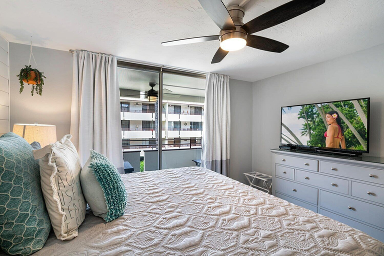 Room 2, Complete Remodel - Ocean & Mountain Views - Concierge - Walk to Magic Sands - Vrkcv, Hawaii