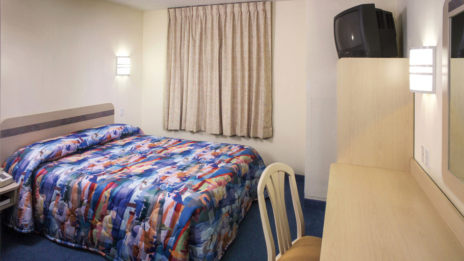 Bedroom 3, Motel 6 Davenport, IA, Scott