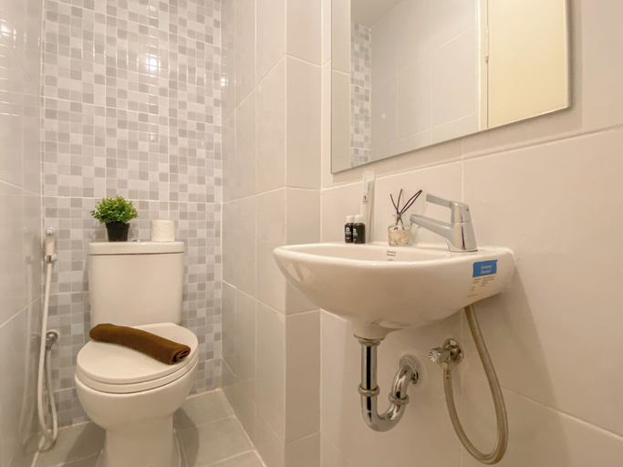 Bathroom 5, Warm Stay Studio At Tokyo Riverside Pik 2 Apartment, Tangerang
