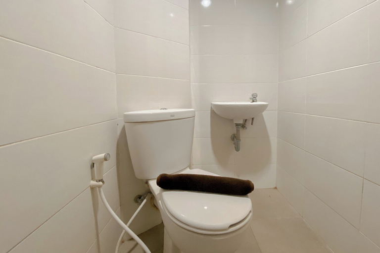 Bathroom 5, Comfortable And Modern Studio At Apartment The Alton, Semarang