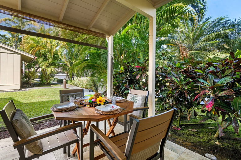 Outdoor dining 4, Steps From Lanai to Beach - AC & Wifi - Affordable- Vrkcv, Hawaii