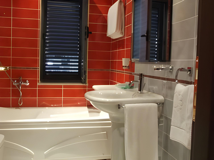 Bathroom 3, Green House Hotel & Restaurant, Tiranës