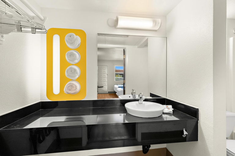 Bathroom 4, Studio 6 Suites Chattanooga, TN - Lookout Mtn., Hamilton