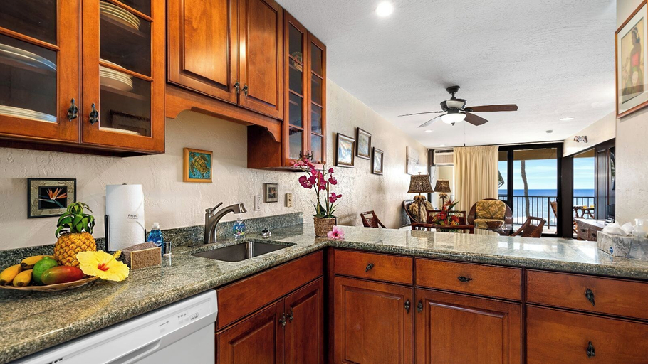 Private kitchen 2, Direct Ocean Front - Close to Town - AC - Upper Floor- Vrkcv, Hawaii