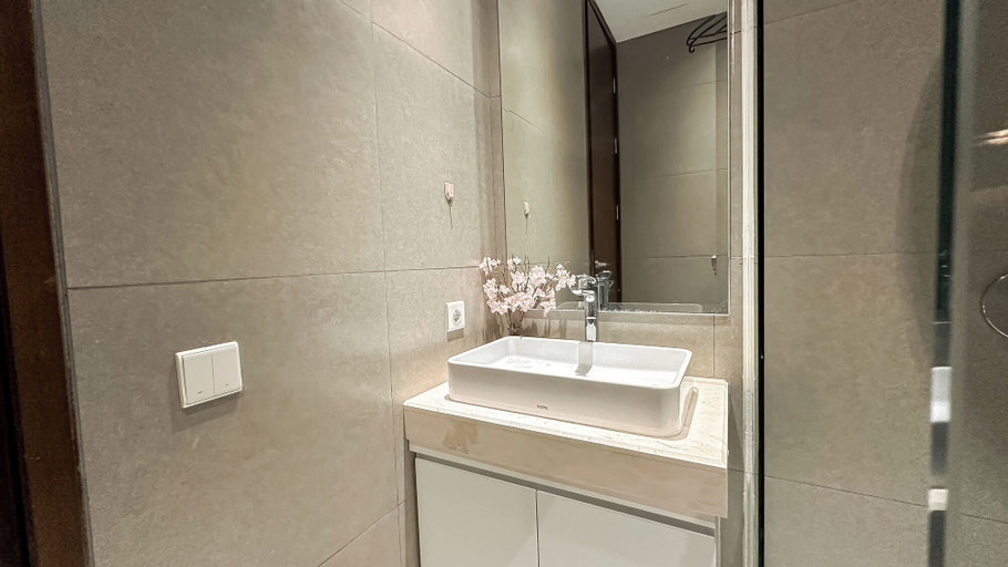 Bathroom 4, Tranquil And Modern Haven 2Br At The Rosebay Apartment, Surabaya