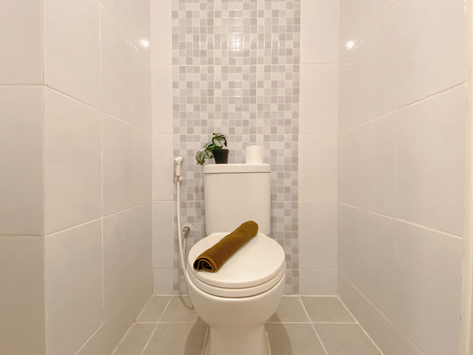 Bathroom 5, Tidy Studio Room At Tokyo Riverside Pik 2 Apartment, Tangerang