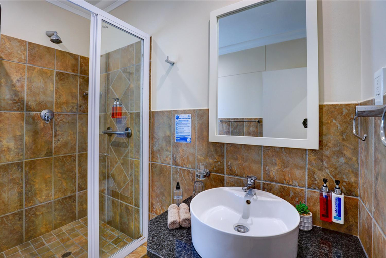 Bathroom 3, Makarios on Sea, Eden