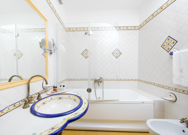 Bathroom 5, Hotel Onda Verde, Salerno