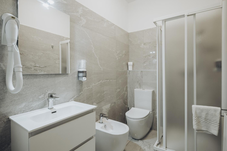 Bathroom 5, Hotel Passacor, Mantua