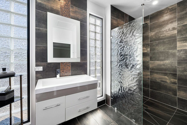 Bathroom 5, Horizon Deluxe Apartments, Circular Head