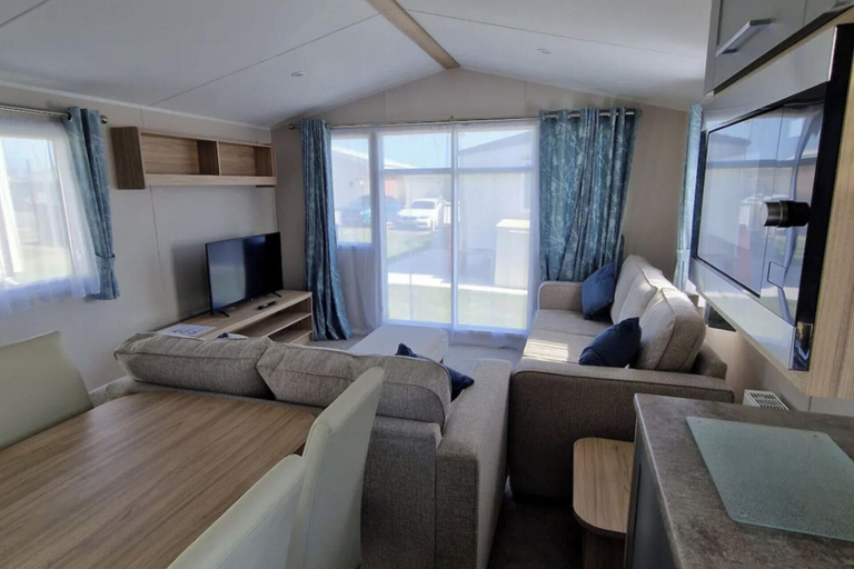 Others 4, Family Caravan - Sleeps 6 - Pet Friendly - Parking, Essex