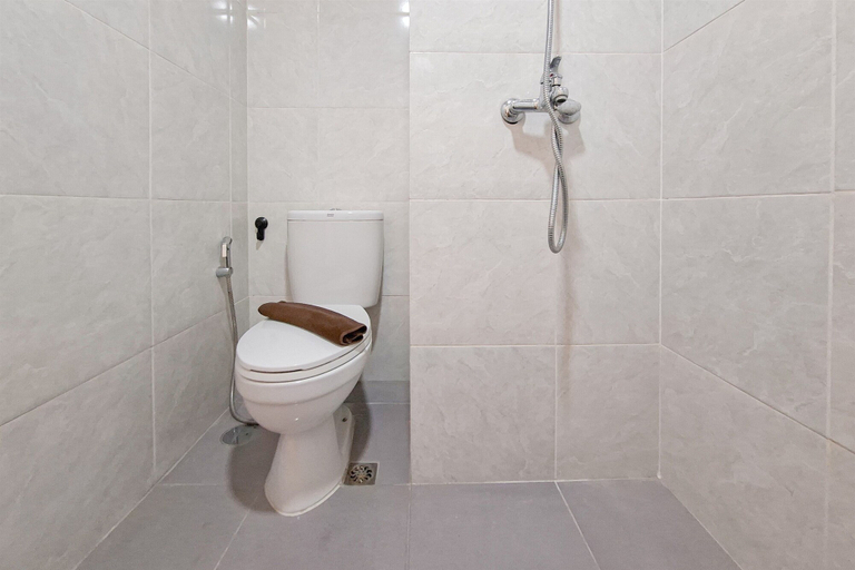 Bathroom 4, Simple Neutral Toned Studio Room At Parkland Avenue Apartment, Tangerang Selatan