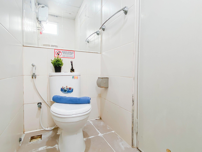 Bathroom 3, Simply 2Br Apartment Near Binus University At Menara Kebon Jeruk, Jakarta Barat