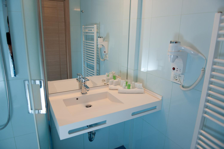Bathroom 3, Hotel Leon & Spa, Arad