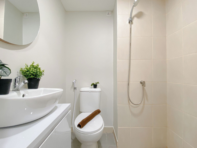 Bathroom 4, Studio Apartment At Meikarta Near Aeon Delta Mas, Cikarang