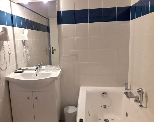 Bathroom 3, Logis Hotel & Restaurant du Chemin des Dames, Aisne