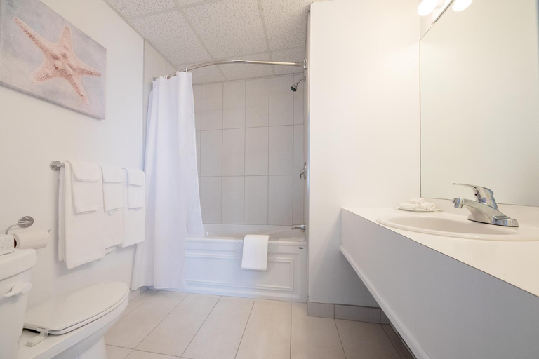 Bathroom 3, Hotel Plante, La Côte-de-Gaspé