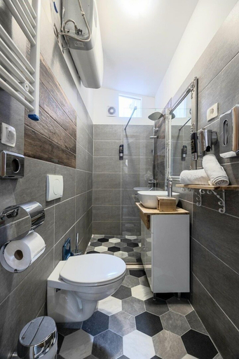 Bathroom 5, Silver Gate Rooms Dioklecijan Palace, Split