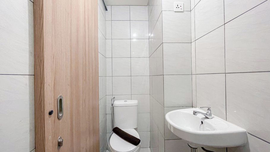 Bathroom 5, Simple Look Studio (No Kitchen) At Bandaraya - Tallasa City Makassar Apartment, Makassar