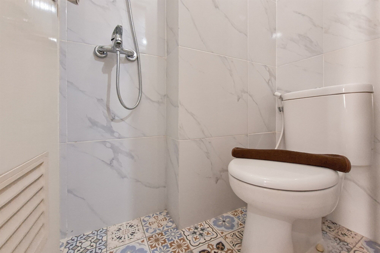 Bathroom 4, Modern Chic Studio At Sky View Apartment, South Tangerang