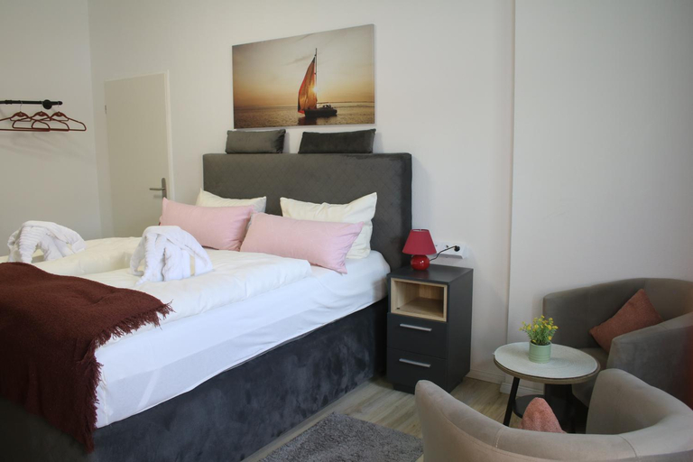 Bedroom 2, Hotel Garni Kroger, Wittmund
