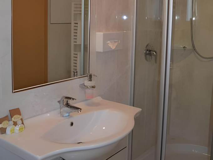 Bathroom 2, Hotel Ortler, Bolzano