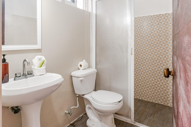 Bathroom 3, Mayan Art Hotel 10 Avenue, Cozumel