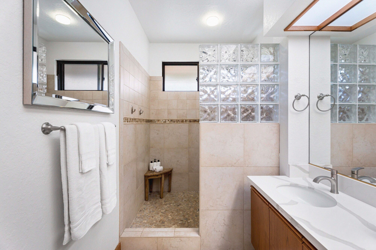 Bathroom 4, Newly Renovated - Gorgeous Condo & Location - Vrkcv, Hawaii