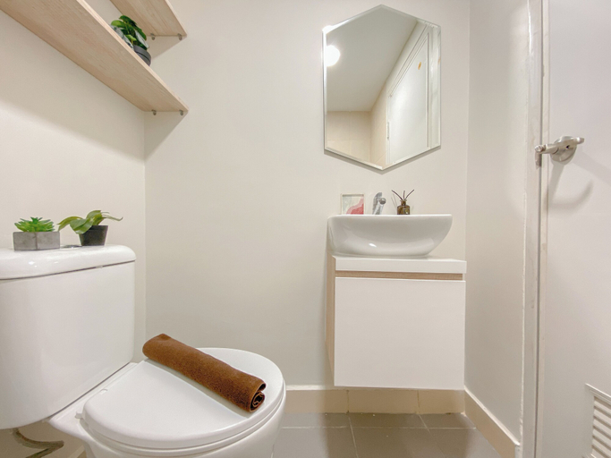 Bathroom 2, Best Deal And Homey Studio At Meikarta Apartment, Cikarang