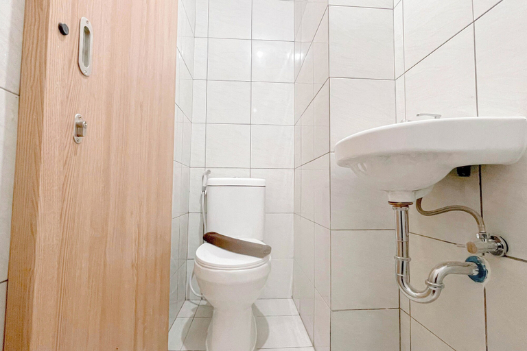 Bathroom 5, Neat Studio (No Kitchen) At Bandaraya - Tallasa City Makassar Apartment, Makassar