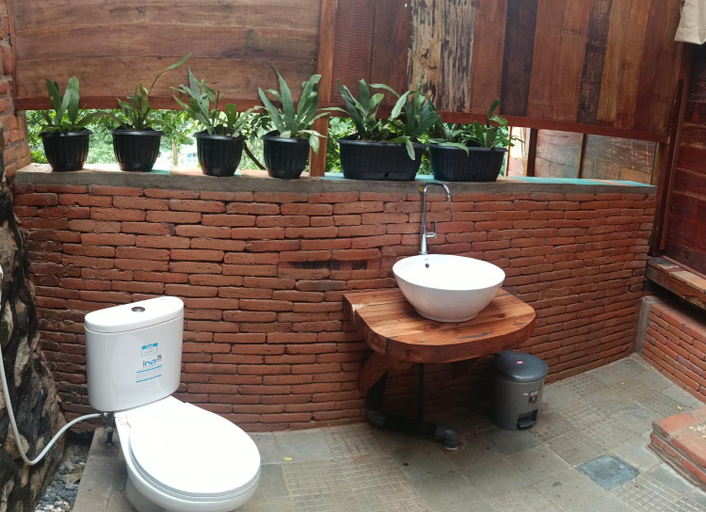 Bathroom 4, Kebun Hanoman, Karanganyar