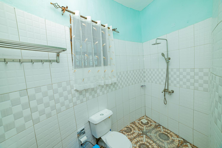 Bathroom 3, Entuiga cottages, Bugahya