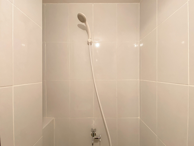 Bathroom 3, Warm Stay Studio At Tokyo Riverside Pik 2 Apartment, Tangerang