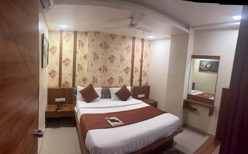Room 5, Hotel Red Rose, Vadodara