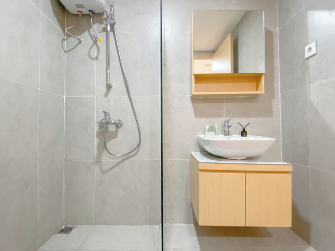 Bathroom 5, Restful And Tidy Studio At Pollux Chadstone Apartment, Cikarang