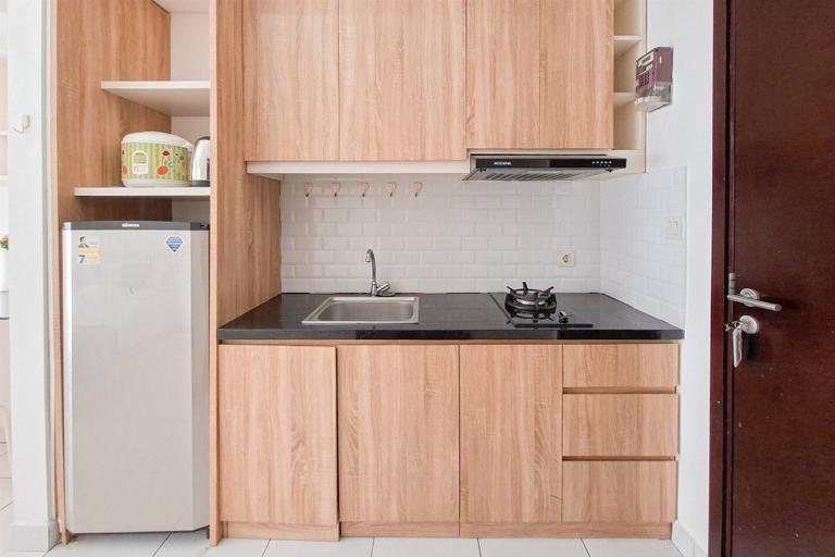Private kitchen 4, Neat Studio Apartment Near Ice Bsd At Casa De Parco, Tangerang