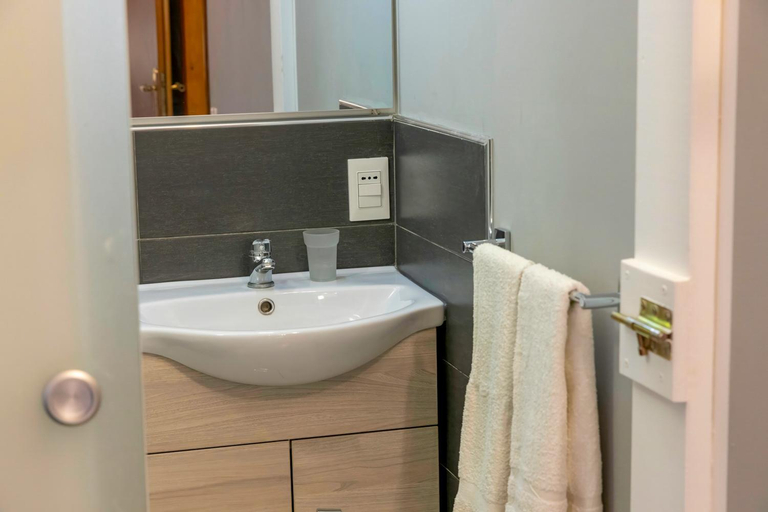 Bathroom 2, Lo Zio Michele Apartments, Trapani