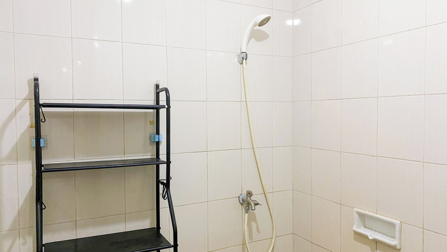 Bathroom 4, Modern Look Studio At Signature Park Grande Apartment, East Jakarta