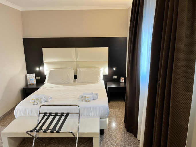 Bedroom 3, Hotel Euro House Suites, Rome