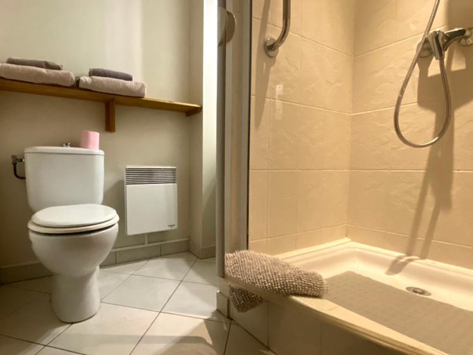 Bathroom, La Maison Du Coteau, Val-de-Marne